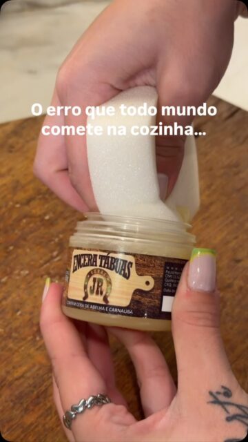 Você lava, enxuga e guarda. Parece certo, mas é exatamente aí que o erro acontece.A tábua de madeira é porosa. Sem proteção, ela absorve água, odor, gordura e bactéria a cada uso. Com o tempo racha e vira um criadouro de germes que você não vê.A solução é simples: encerar a tábua regularmente sela os poros, impermeabiliza a superfície e faz ela durar anos, não meses.Uma aplicação por mês já muda tudo.Link do produto abaixo.
@cerasJR