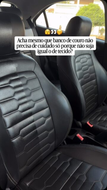 Seu banco de couro tá pedindo socorro (e você nem percebeu)Deixar o couro sem limpeza por muito tempo, ou limpar do jeito errado causa:- Ressecamento e rachaduras que não voltam atrás
- Manchas permanentes por suor, poeira e produtos errados (tipo álcool e multiuso)
- Perda do brilho e da maciez original
- Acúmulo de fungos e bactérias em bancos clarosO couro é um material vivo. Ele precisa dos dois passos juntos:
✅ Limpeza — remove sujeira, suor e resíduos sem agredir
✅ Hidratação — repõe os óleos naturais e evita ressecamentoFazer só um dos dois é meio caminho andado.Com as Ceras Jr, você limpa e hidrata na medida certa: sem ressecar, sem manchar, sem estragar.